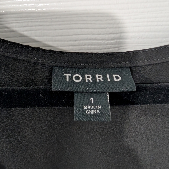 Torrid Deep Black Georgette Zip-Front Blouse in Size 1 (14/16) - Picture 3 of 11